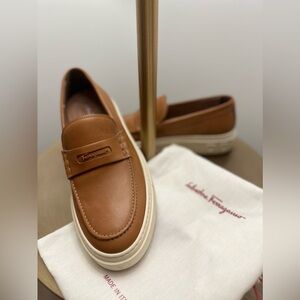 Salvatore Ferragamo sz 8.5 excellent condition